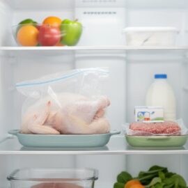 Jak bezpiecznie rozmrażać żywność